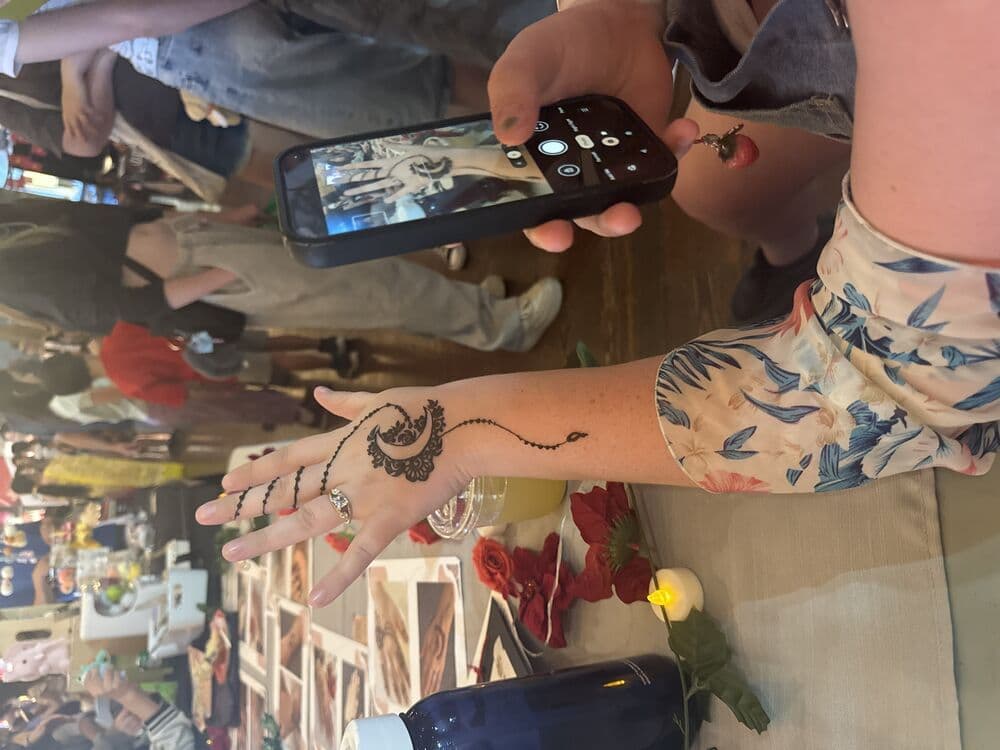 Henna design simplistic-1